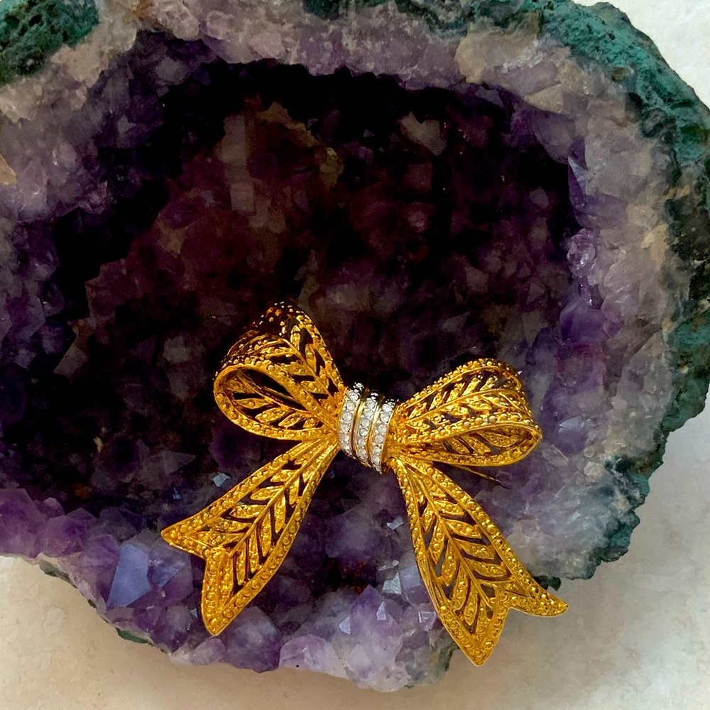 Carucci Vintage and Crystal Gold Bow Brooch NWOT